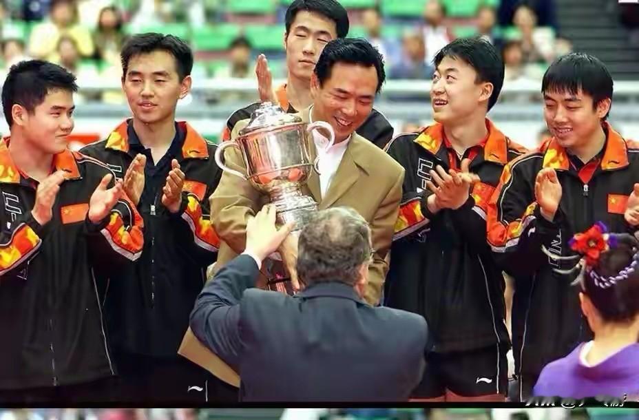 🏓国乒男队已经连续11届捧起团体世乒赛冠军奖杯🏆——斯韦思林杯！伦敦世乒赛能