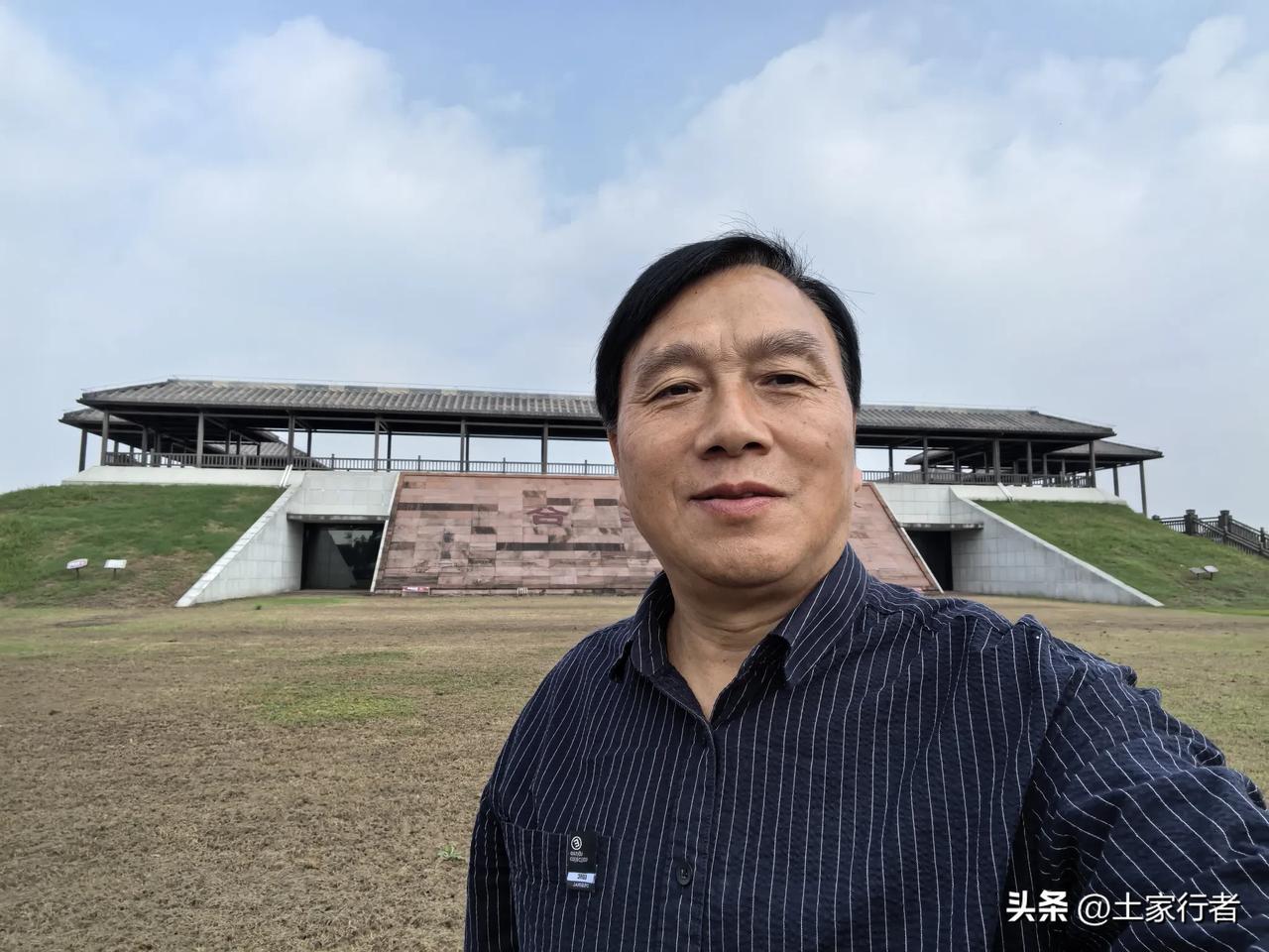 我的背后是“天下第一台”：章华台！能够与它合影，我觉得非常幸运，因为这次差一点与