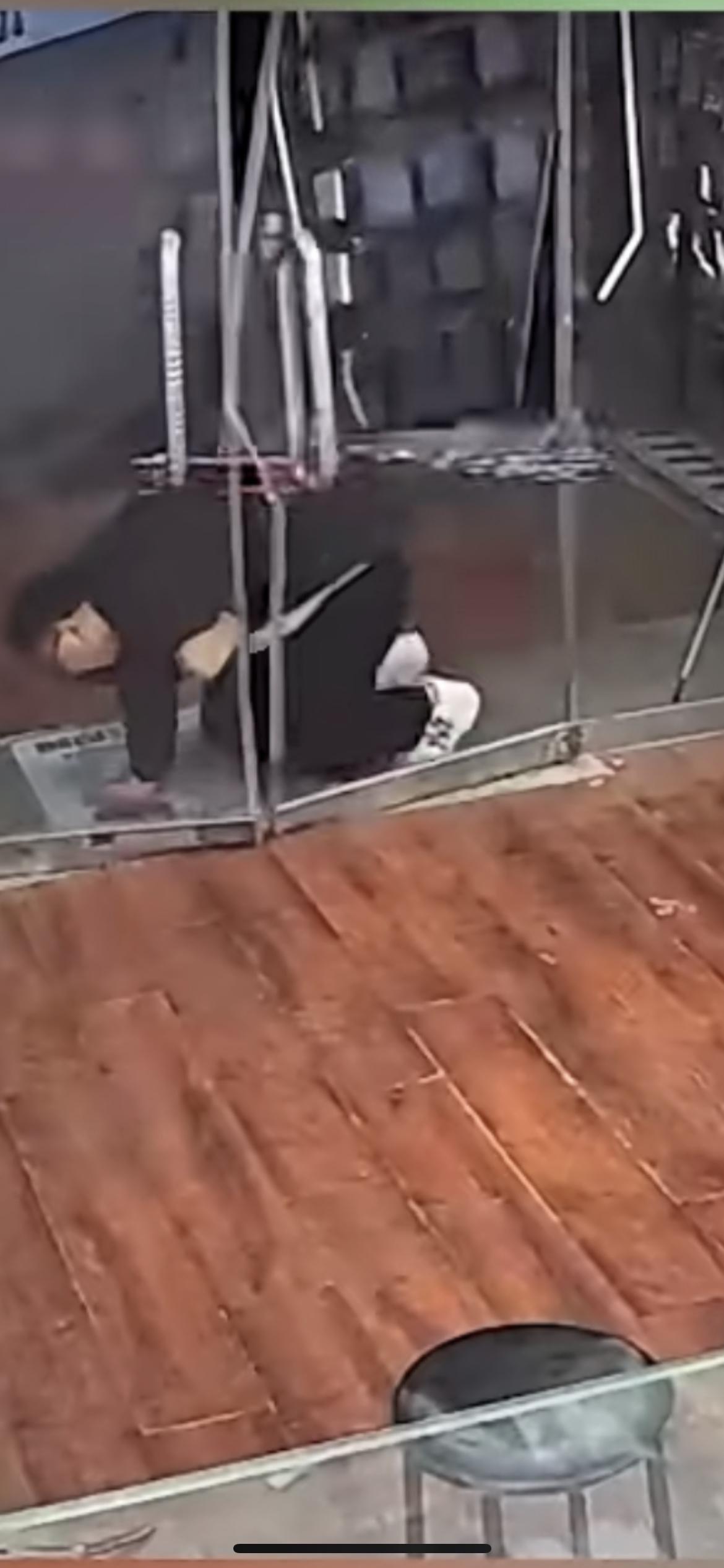 11月23日河北唐山，男子着急回店，上台阶摔倒，碰碎玻璃门：花了4千元换了门，一