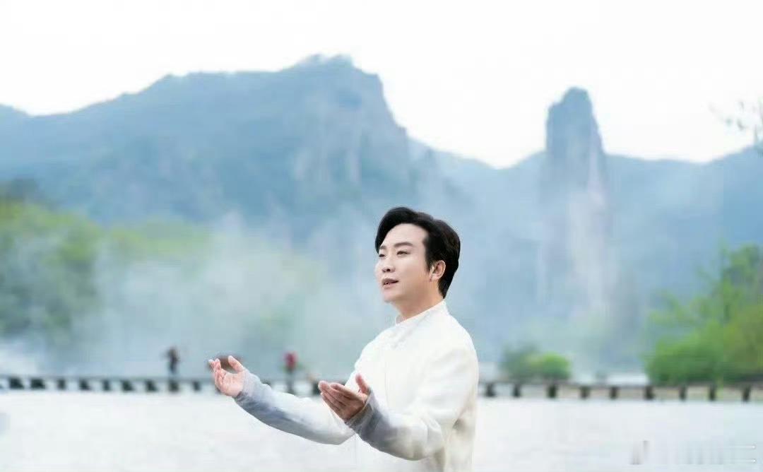 李玉刚新歌太适合五一自驾游了 谁说自驾游的时候就要听那些又燃又嗨的歌，李玉刚的新