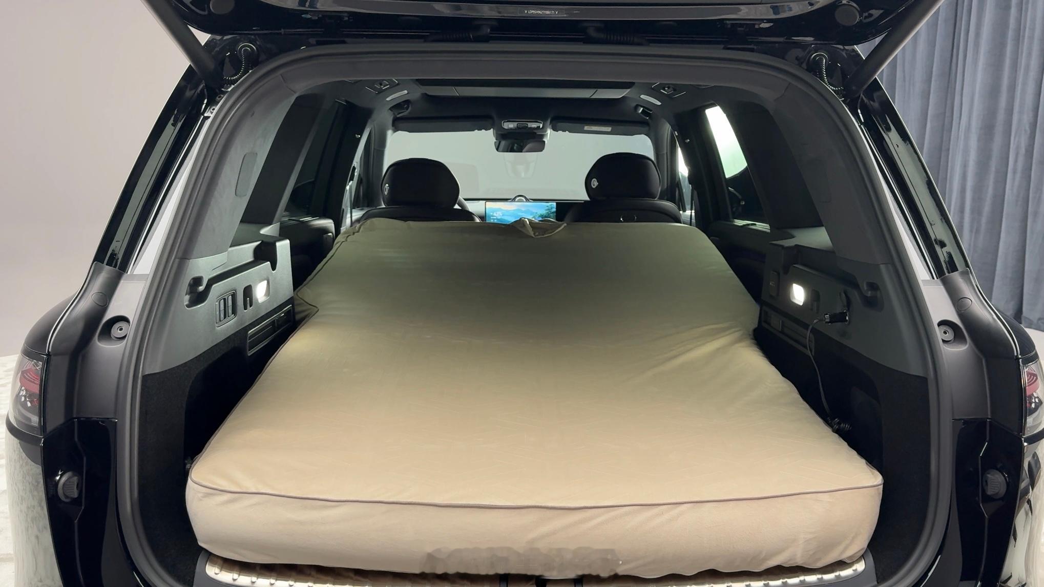 最近去体验了岚图泰山x8 ，这车确实有点意思。特别是它配上专门的床垫之后，可以通