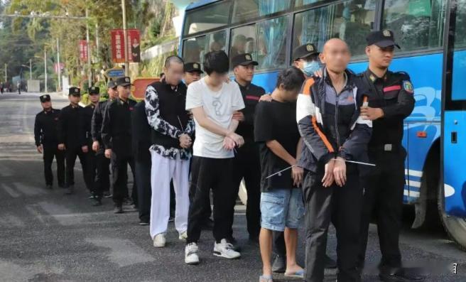 缅北勐拉地区交还30名互联网人员！

这30名网络人员，到底是在勐拉地区作案，还