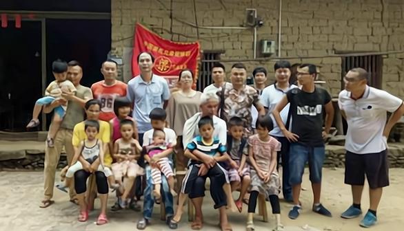 不愧是”广西第一猛男”！1994年梁二与陆红兰结婚后，两人开始了疯狂的“造人计划