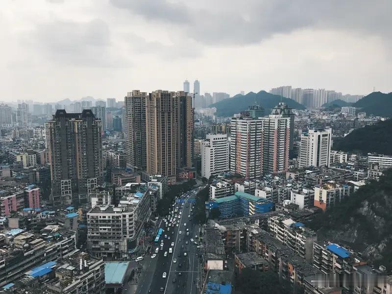 入伏后，避暑成了很多人的头等大事。我觉得云贵高原就是个绝佳的避暑地。
贵阳空气清