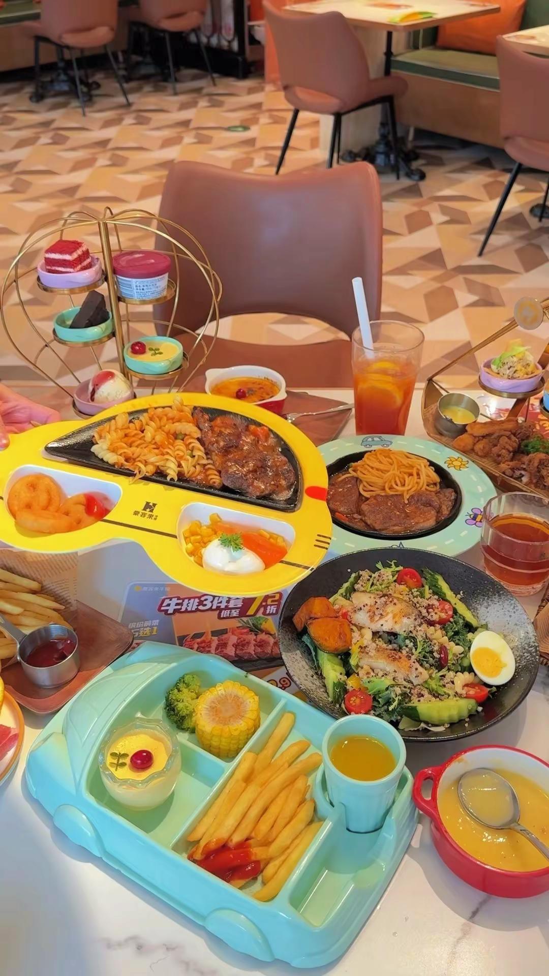 豪客来解放碑洪崖洞赛博广场店，新店开业预售，69代100券，还有139代200券