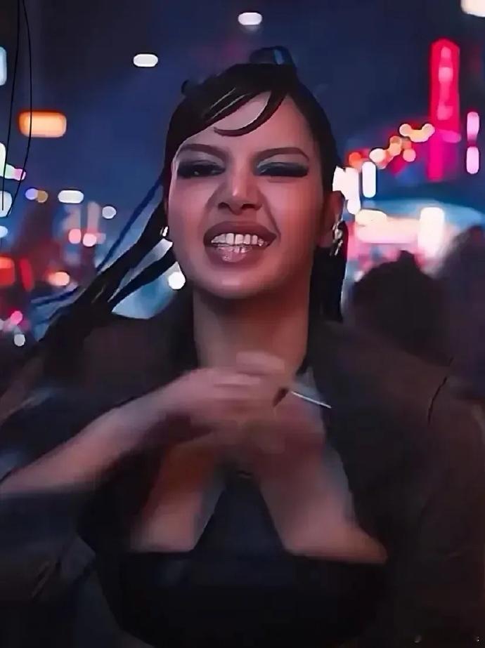 脱离了韩式妆造的Lisa，感觉整个人油油腻腻臭臭的[允悲] ​​​