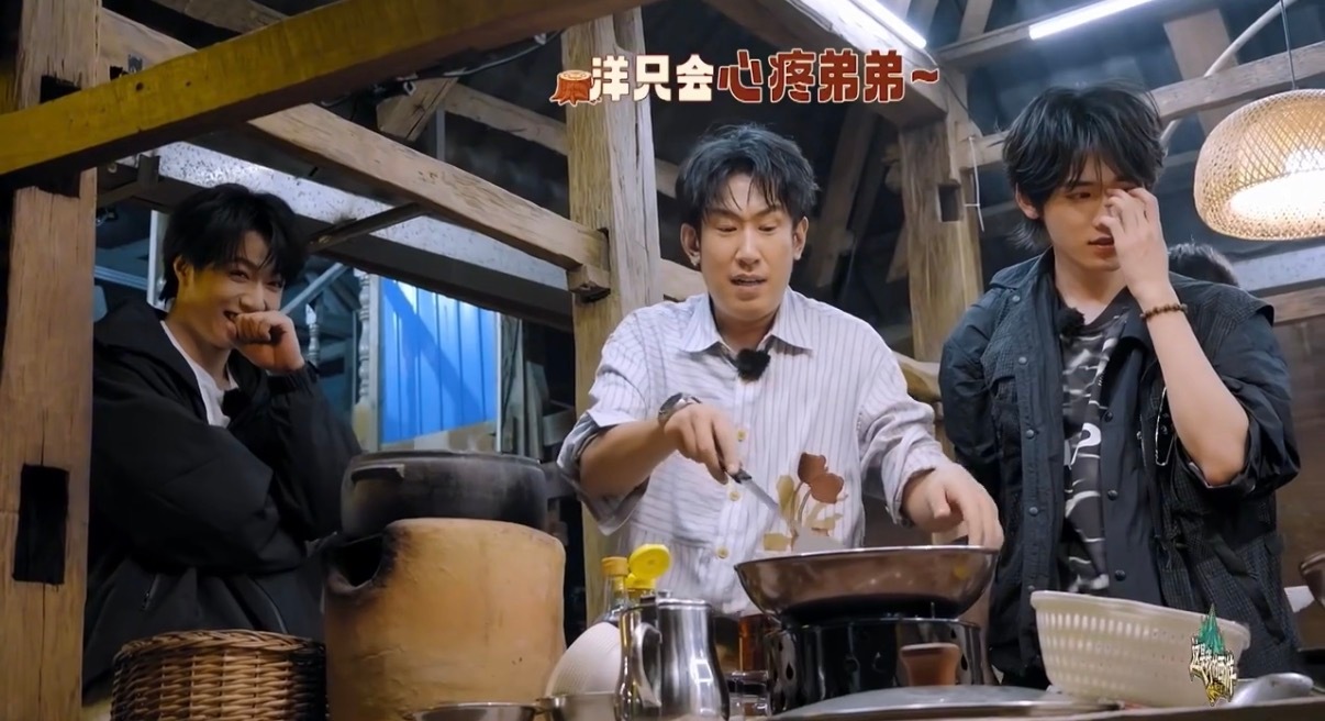 宋亚轩随缘做饭 宋亚轩的厨房日常太有趣，做饭没有条条框框，全靠随缘。剪刀切菜画风