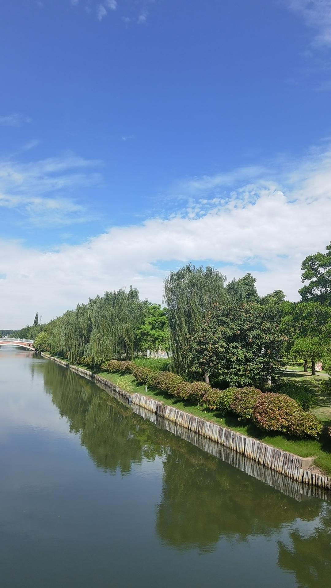 [心]江河水[心]
岁月宛如江河水，
奔腾一去不复回。
珍惜当下休轻过，
……