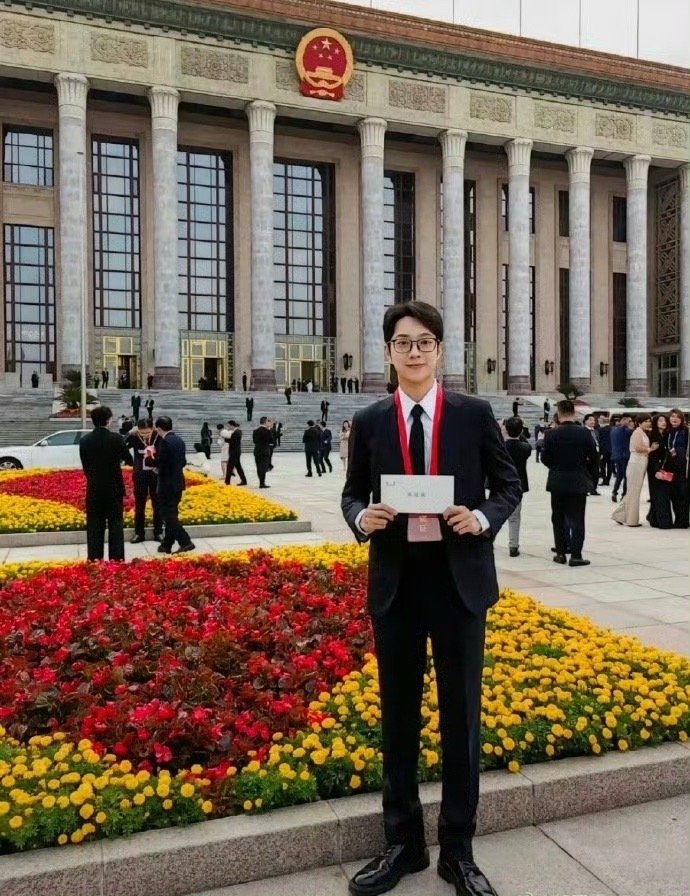 赖冠霖这下成真同志了从练习生爱豆到导演，赖冠霖成功转型，还现场见证阅兵，超棒！ 