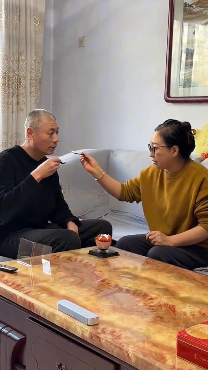 当我爸买了我妈爱吃的小蛋糕。
皮皮虾神评。
第二天，大娘带着大爷陆陆续续地出门了