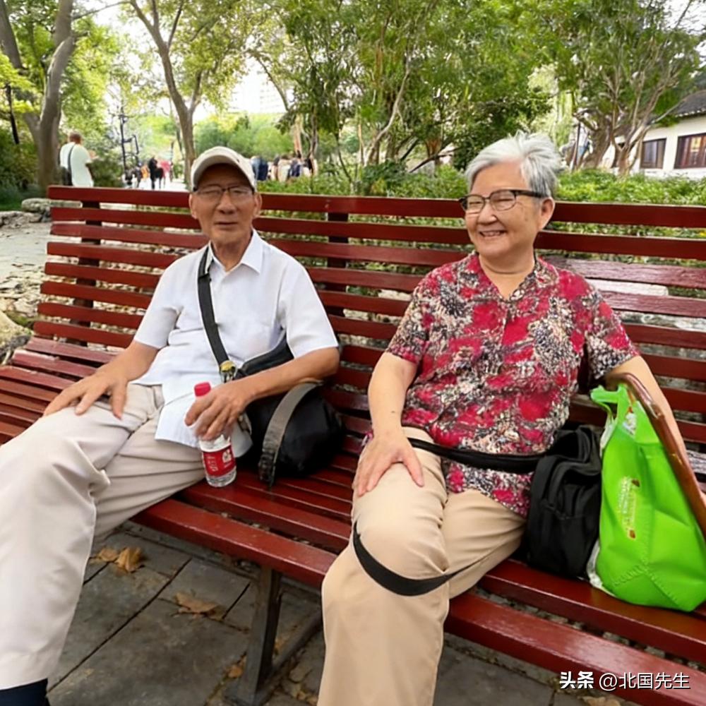 不是夫妻，胜似夫妻，新型的搭伙过日子方式，在一线城市已经开始普及。

两个80岁