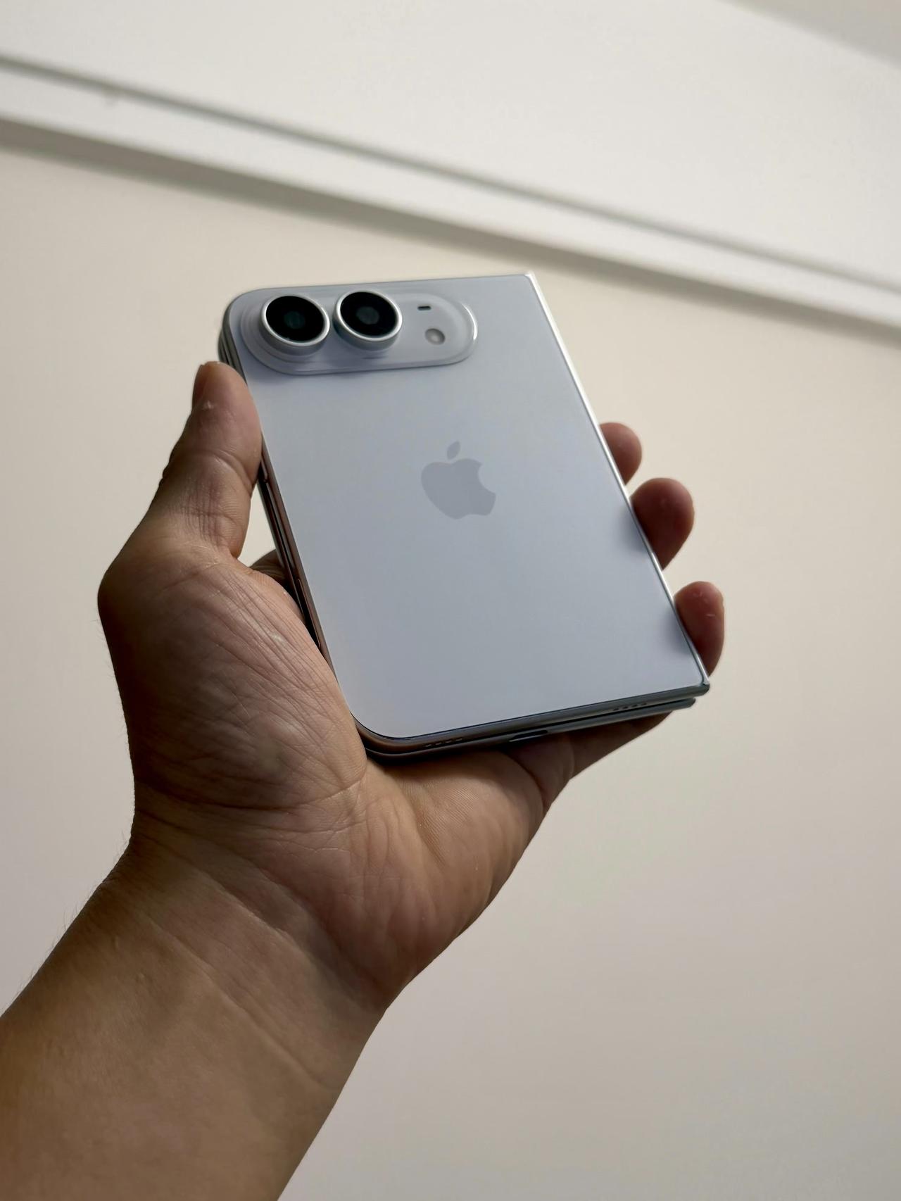 【iPhone折叠屏最终版机模曝光！外观基本八九不离十】

iPhone折叠屏疑