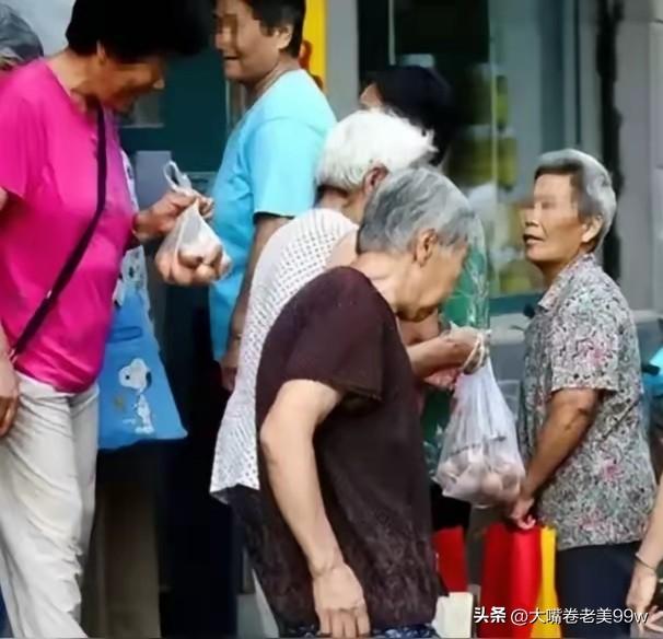 看到街头排队“扫码领鸡蛋”人群，说实话，心里很难过。
因为，我知道这又是套路，骗