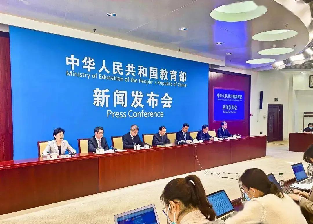 在教育的过程中，公平公正对待每一位学生是至关重要的。无论学生的出身背景、居住城市