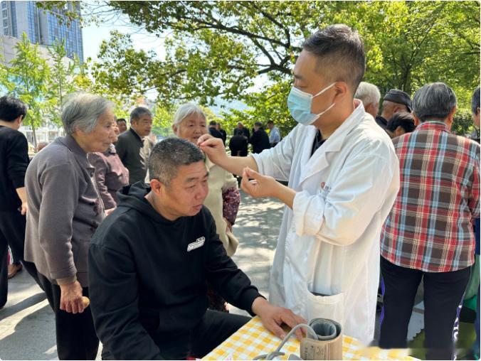 台州便民服务日将关怀送到长者家门口 三门海游街道石羊社区举办银龄便民活动，义诊义