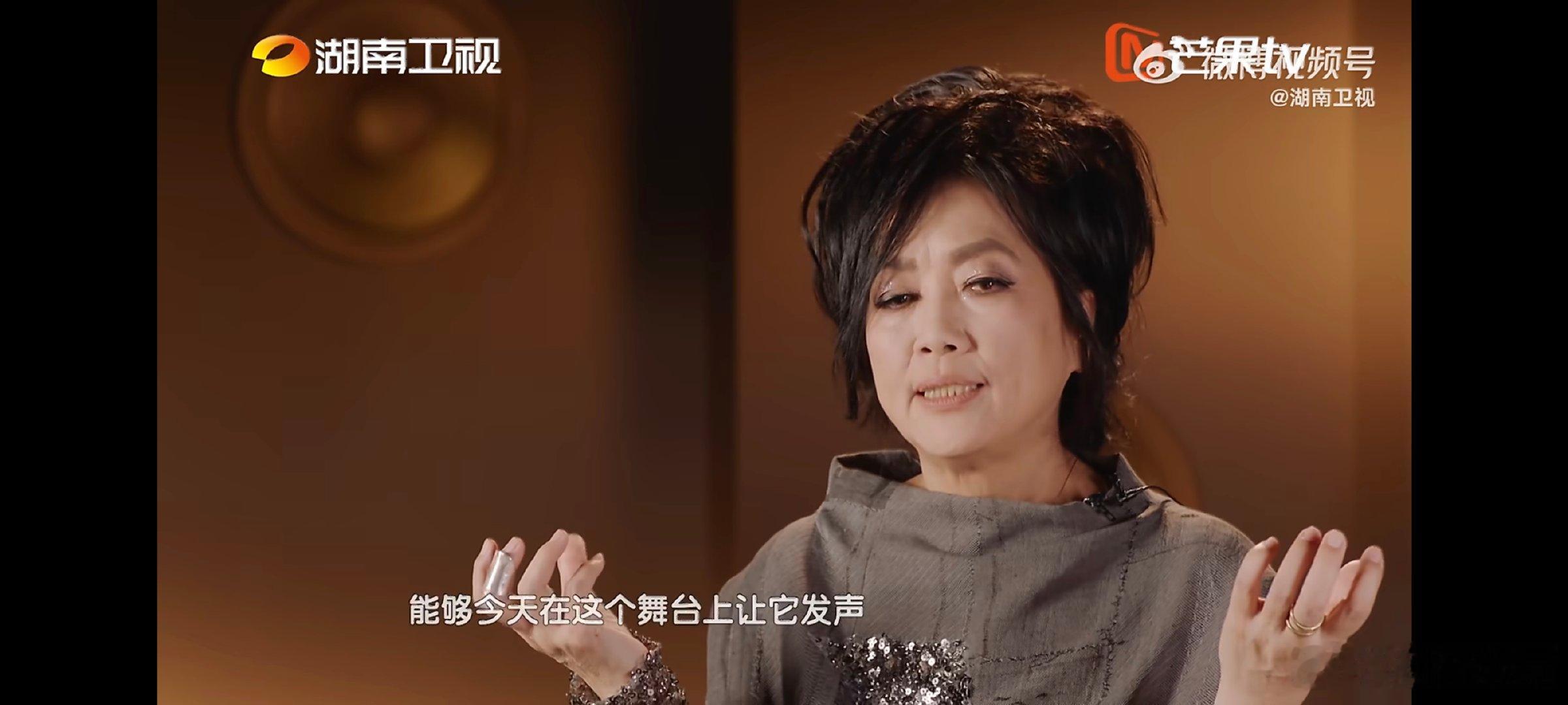 齐豫聊弯弯的月亮选曲意义齐豫70岁E人勇闯歌手舞台歌手直播距离从来都不是阻隔美好
