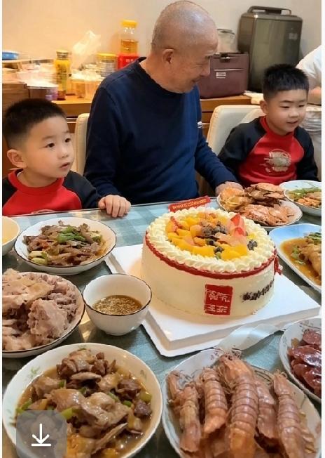 王亮的爷爷真有福气，现在是四室同堂。端端正正给太爷爷庆生这画面太温馨了，这两个孩