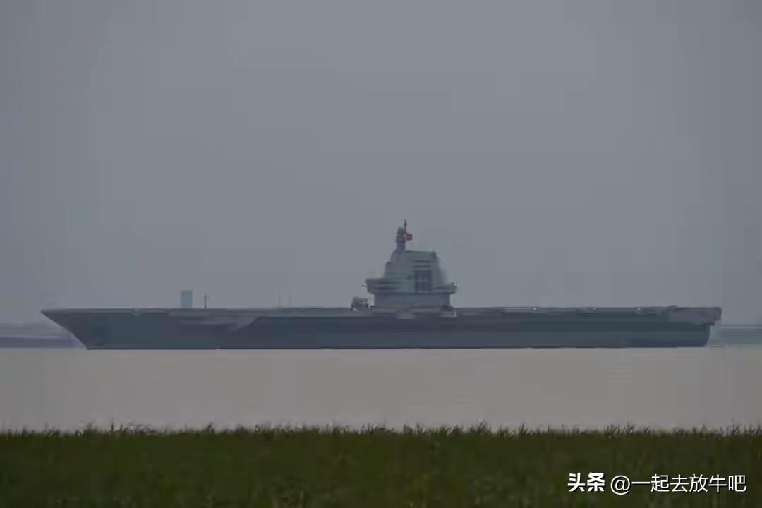 福建舰再次南下，两艘052D驱逐舰护航。
这次护航的没有护卫舰，两艘驱逐舰是不是