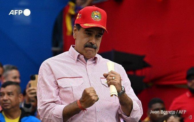 美媒称，美军突袭马杜罗住所，将熟睡中的老两口子从卧室拖出。 