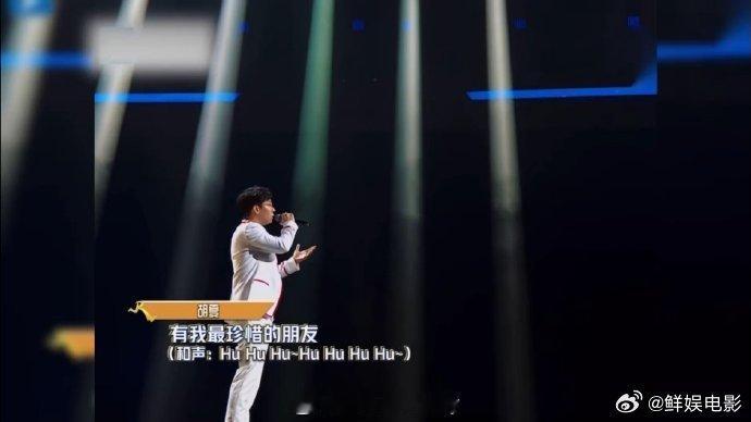 #胡夏又双叒叕唱凤凰花开的路口了# 毕业季再听《凤凰花开的路口》，胡夏的歌声温暖