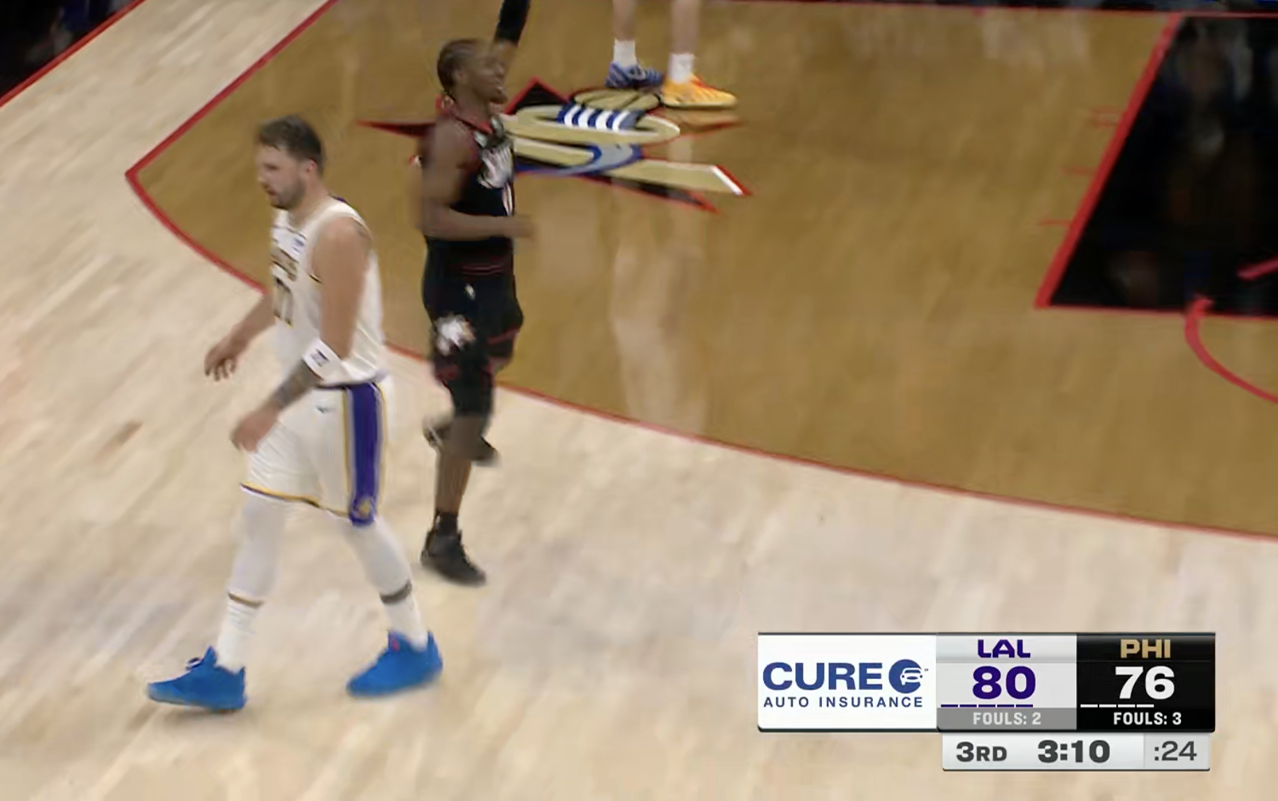 湖人暂停！ 只领先4分对面达成了反击湖人vs76人