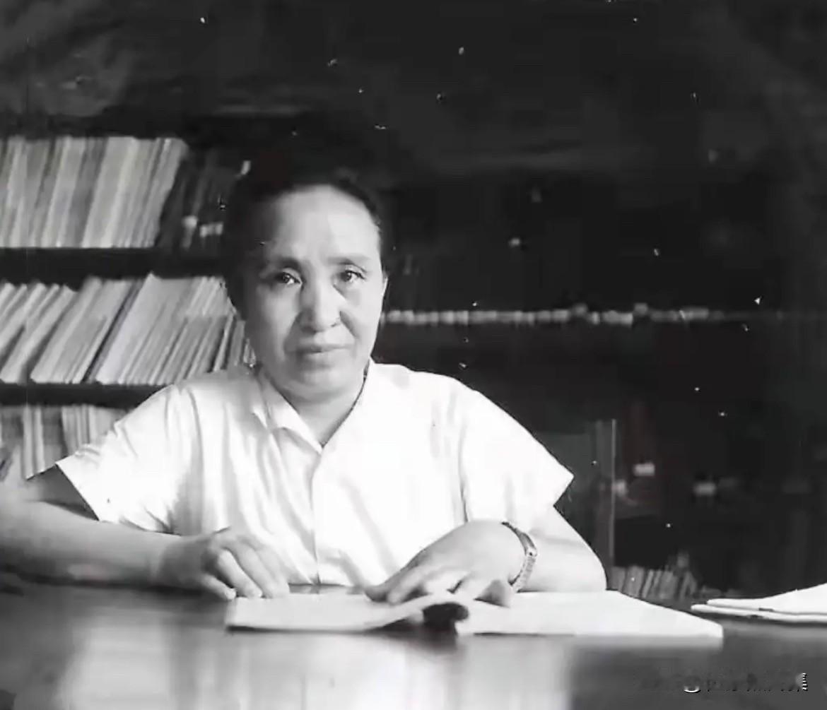 1960年，广东省中山大学党委副书记刘军时办公室工作时的照片，她的另一层身份是​