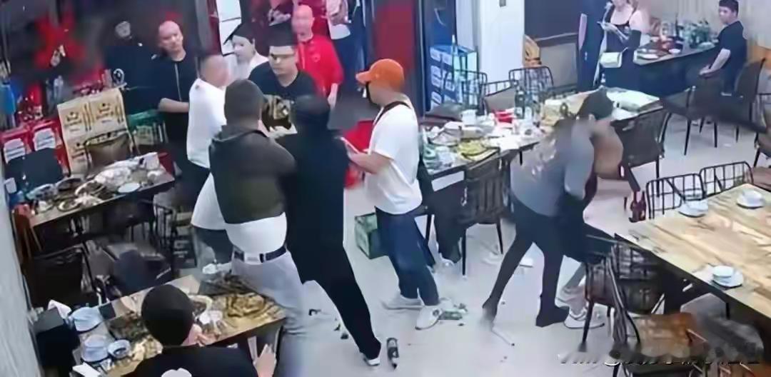就因为在饭店门口说了句“漏了”，一个男人被打倒在地，踢成轻伤二级。

湖北襄阳，
