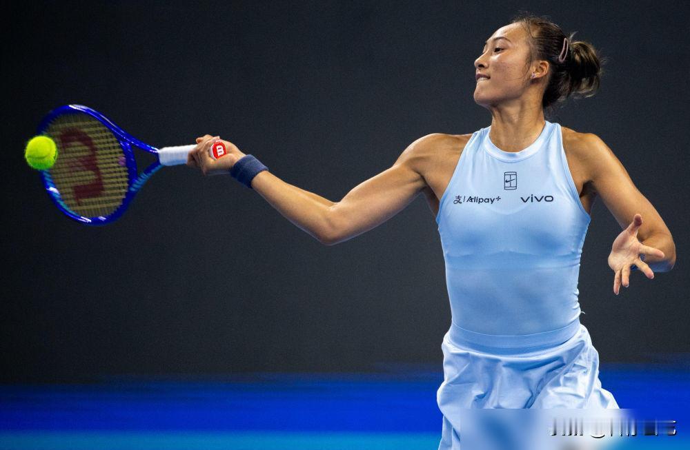 刚抠完手肘碎骨就敢碰世界第五？郑钦文这是把墨尔本表演赛当复活赛签呢？
五个月从