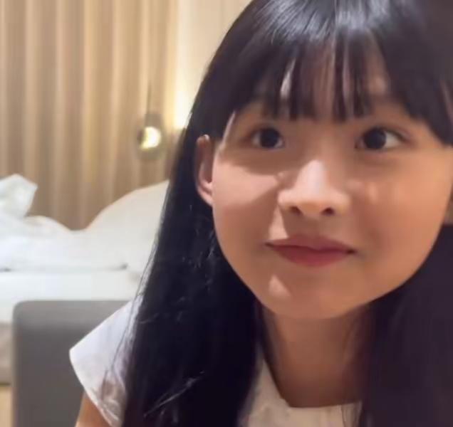 好清纯的女孩子呀，初吻应该还在吧？