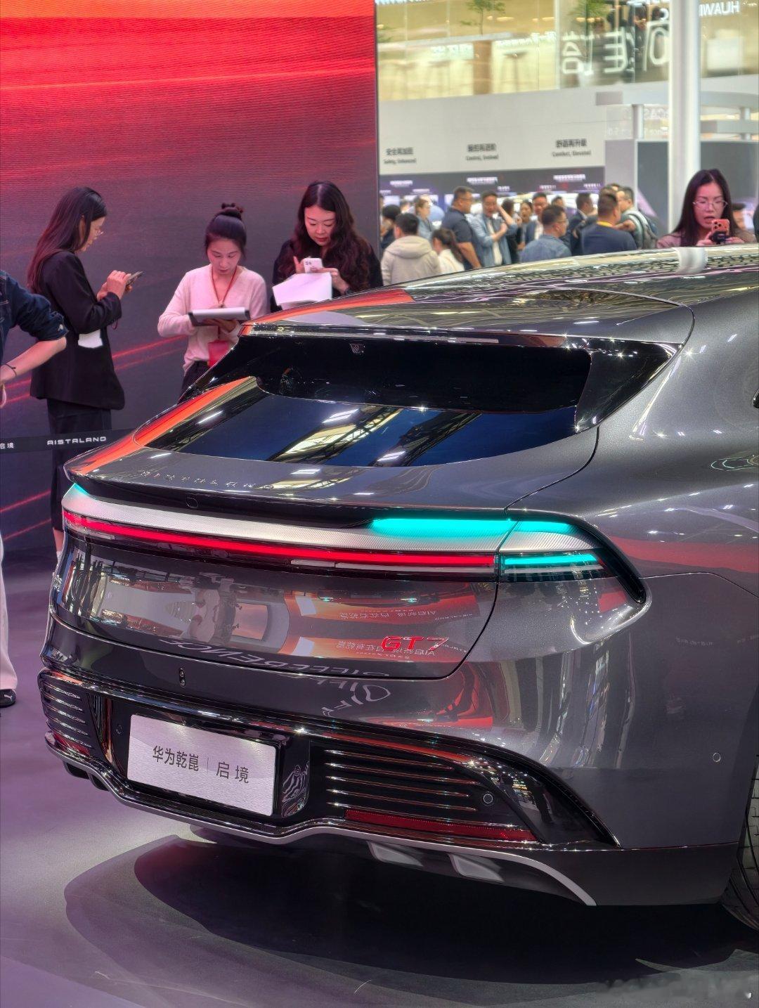 启境gt7这个屁股我还蛮喜欢的，材质拼接和立体感都很不错，有种emeya的那种感