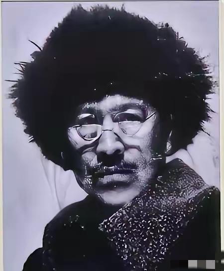 1937年，67岁的大地主戴万龄被日军擒获，为防其逃脱，日军竟用铁丝一头捆住他两