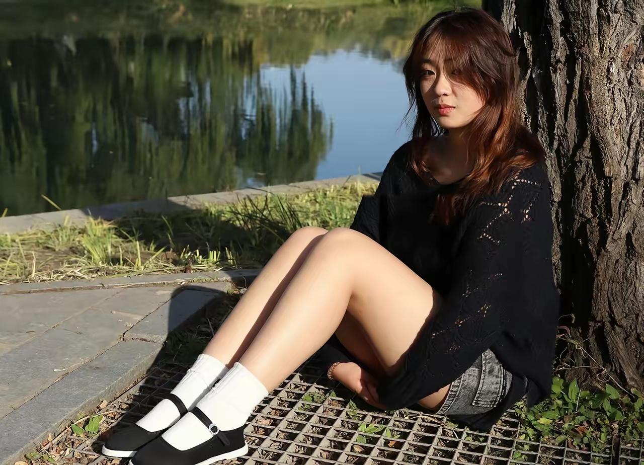 美女穿一带双鸥布鞋