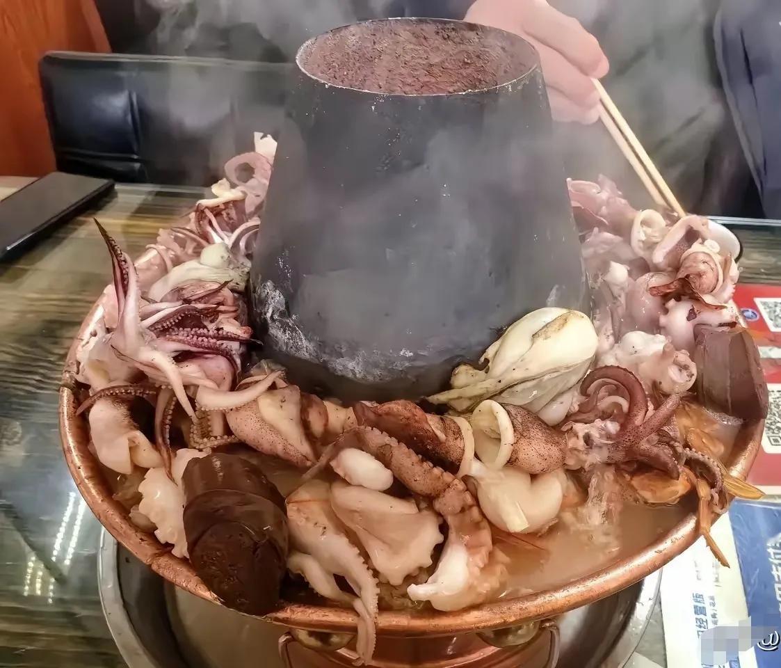 这是一位葫芦岛网友发来的，辽宁渤海地区的标准海鲜火锅，看的都流口水吧！