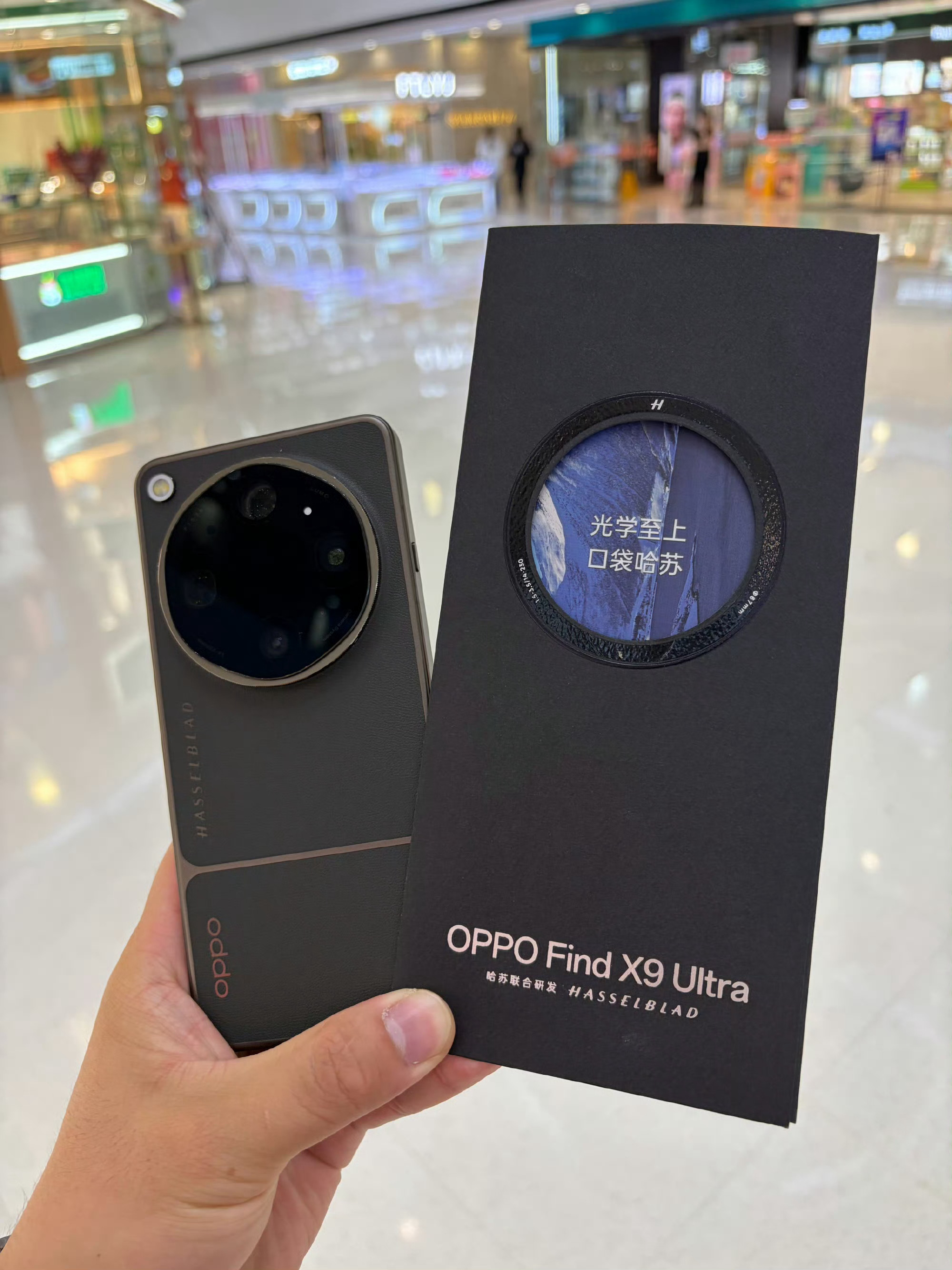 OPPO宣传单表面的材质是素皮质感的，跟手机背板触感很像，甚至Find X9 U