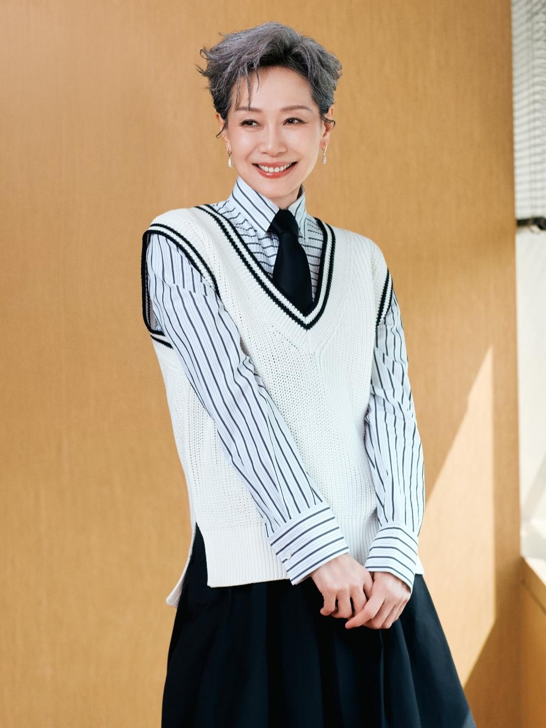 “许仙”晒出学院风照，从外观而言，叶童的状态非常优雅且有活力。

她的发型是利落