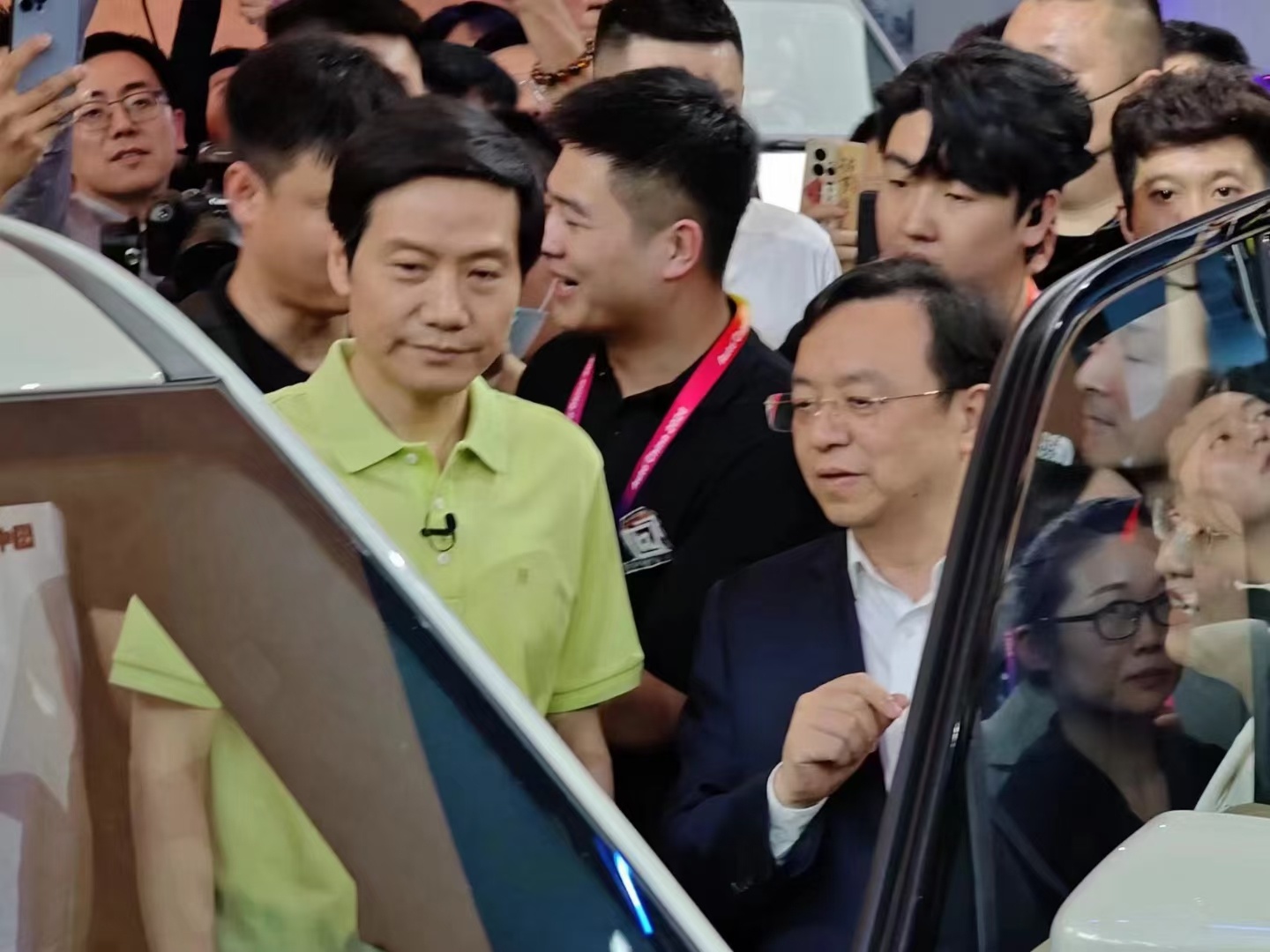 雷军现身比亚迪展台，和王传福合了个影，不知道雷总会不会把他先前致敬的车企展台都挨