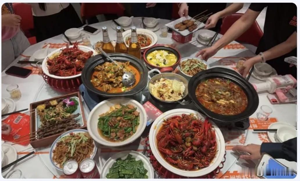 小黄教授谈储殷，不知是赞还是骂？他说他很爱储殷，因为这个人睿智通透，不像自己经常