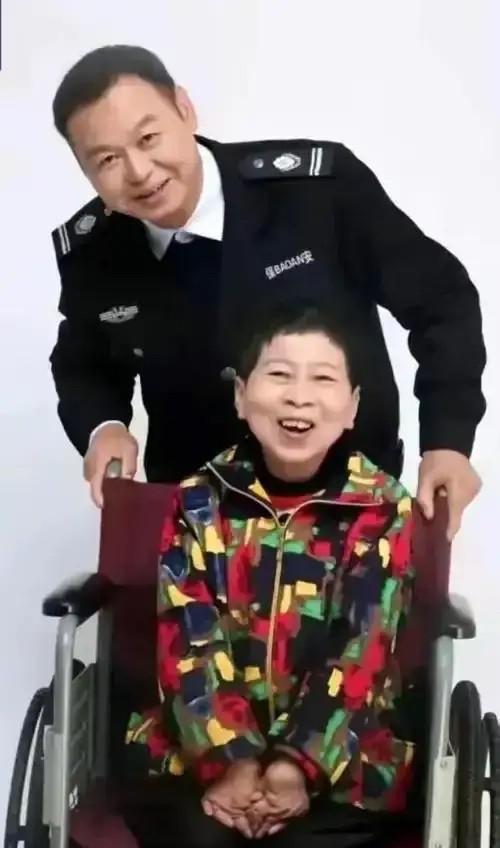 1988年，21岁女孩为救老板身中9刀瘫痪，所有人都以为她这辈子毁了，35年后的