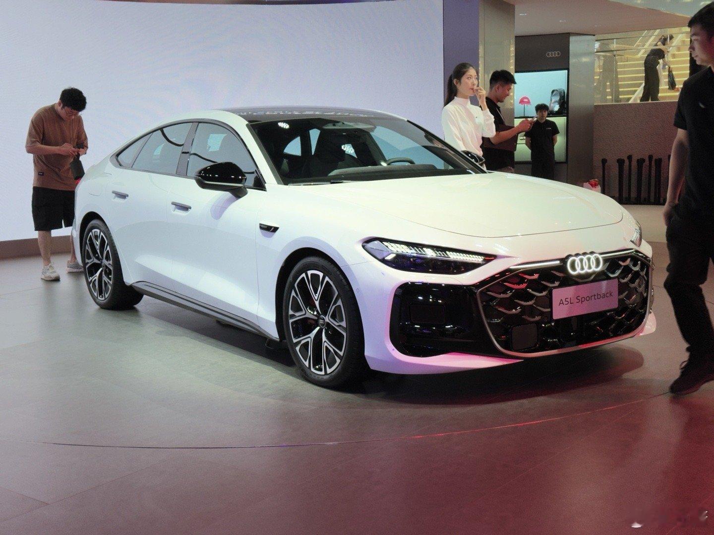 路过奥迪展台，看A5 sportback在灯光下很帅气，跑过去拍了几张，一看照片