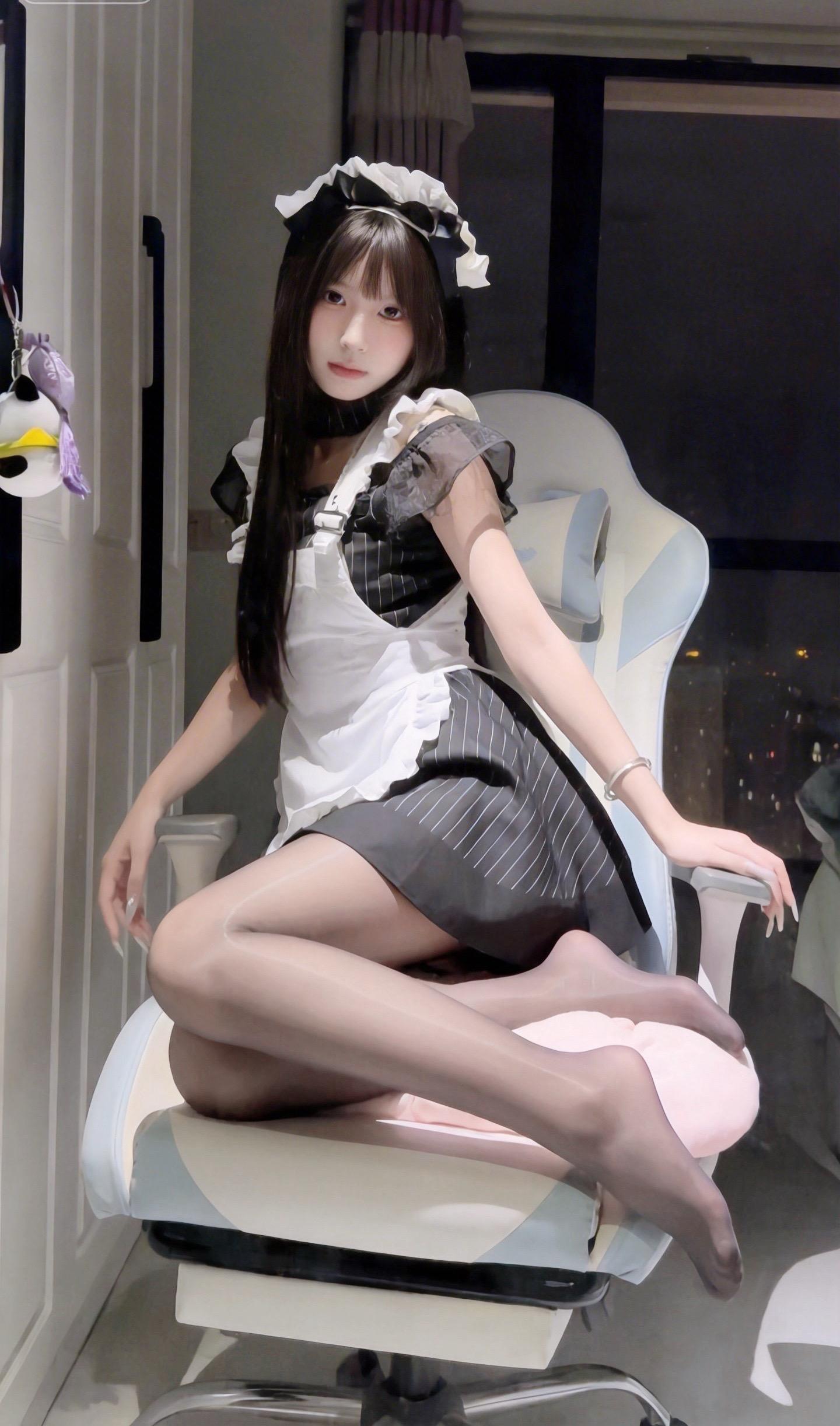 不用追赶浪漫，我自己就是风景，女仆装的温柔氛围感，慵懒又迷人，每一张都...