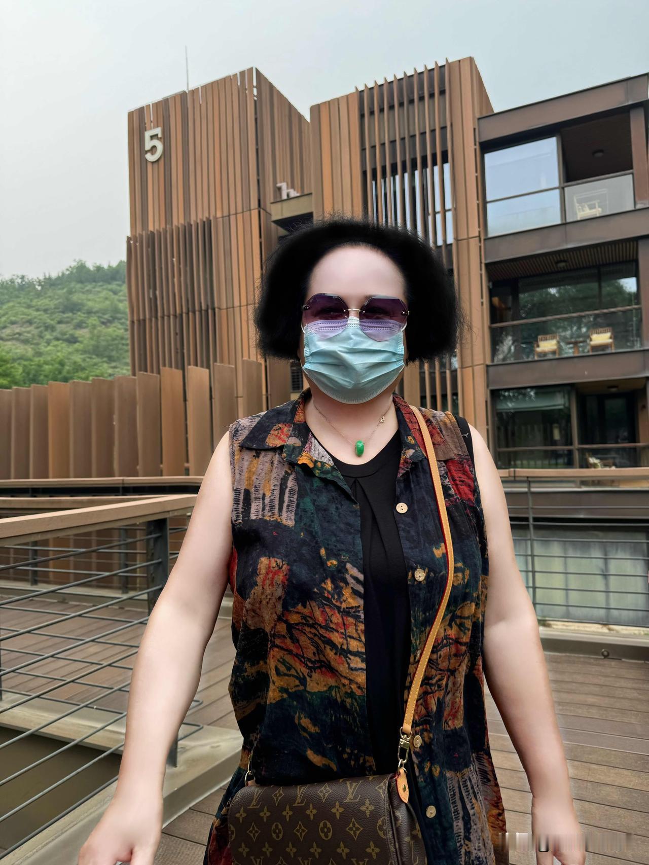 刚才翻头条，翻到一张图片，一个卧室就放了一张小床，门徒四壁。
但是这个作者很厉害