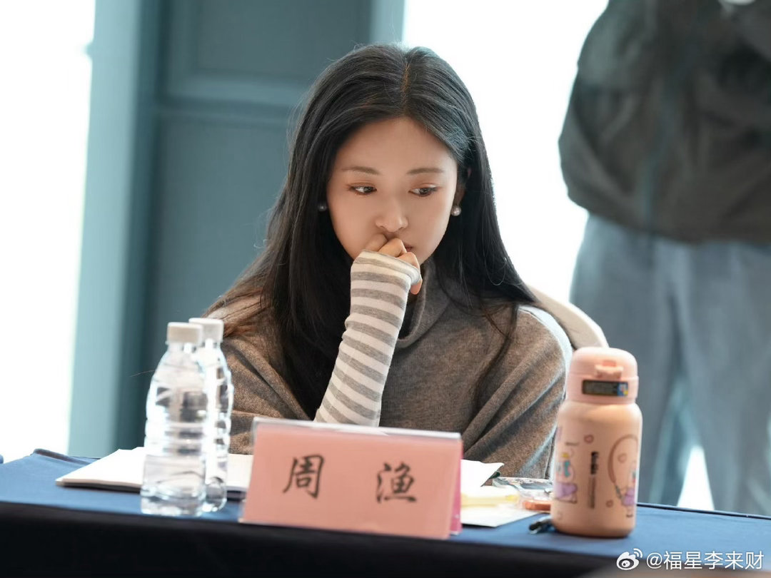 沈月首部现实主义题材女主 《但愿人长久》开机，沈月首挑现实主义题材女主。开机照里