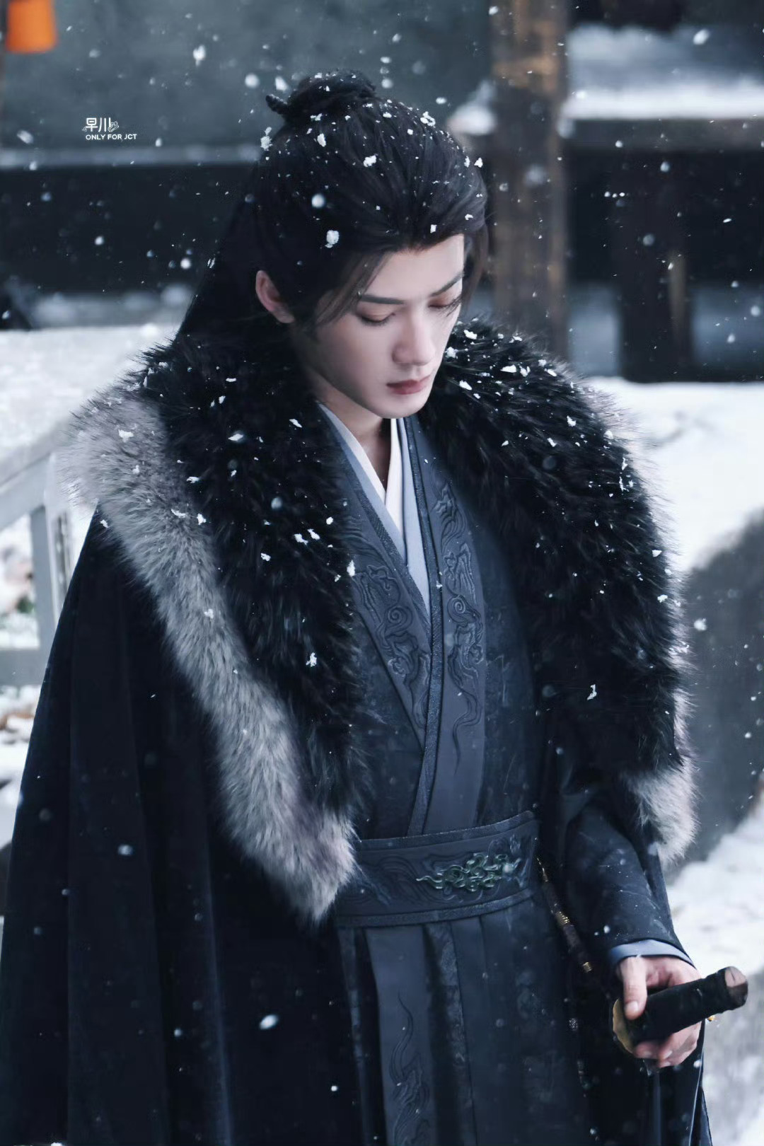 tg. 在拍古偶男主毛领大氅造型，友友们来品鉴檀健次《何不同舟渡》，王鹤棣《将门