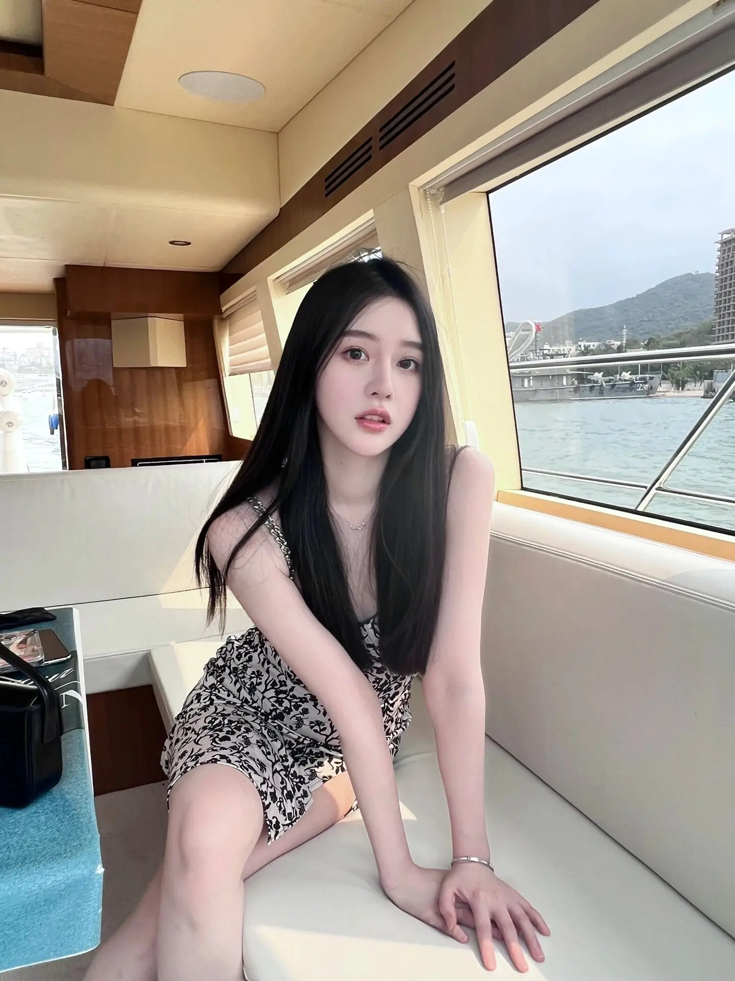 “等我把账还完了，没有压力了，找个没有人认识的地方，旅旅游，散散心，大...