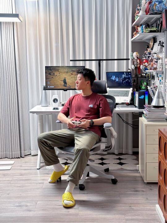 34岁打工人被工作榨干后，躲进赛博避风港！