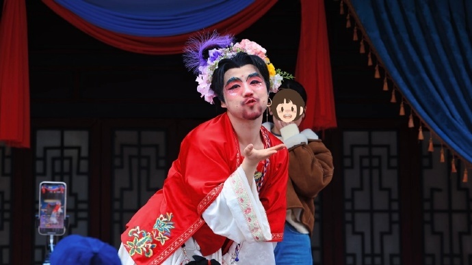 王皓回应胡子卡粉王皓粉底液女妆不在意非议，王皓只愿大家看得开心 