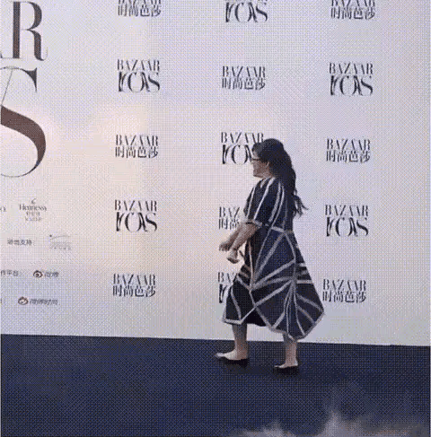 为她鼓掌吧！余秀华上台领奖。余秀华摇摇晃晃的身体里有着一颗无比坚定的心，令无数健