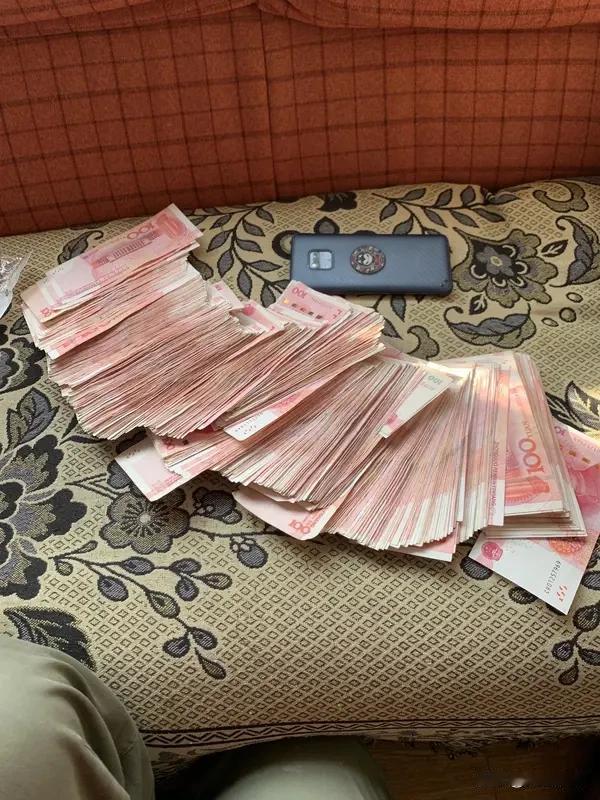 人老了没有钱、不能动，子女会不会烦，真的不全是孝不孝顺这么简单的事。
楼下小区里