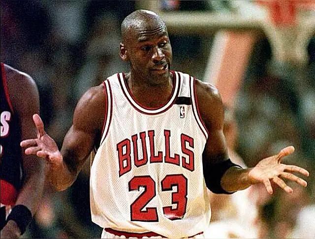 乔丹也有尴尬时刻
1990年全明星三分大赛，乔丹仅投中5个球，积分排名末席，还创