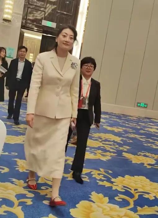 看见很多报道说大小姐早已经生了两个双胞胎。
并不是大家所说的单身一个人无依无靠。